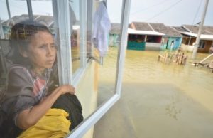 Menunggu Evakuasi: Banjir saat melanda pemukimanan warga di Kecamatan Muaragembong beberapa waktu lalu.