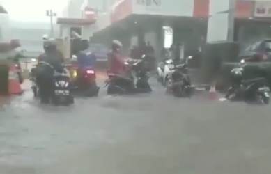 Sejumlah pengendara motor mogok dan terpaksa menepi untuk menghindari genangan di Jl. Niaga Raya Jababeka, Jum'at (01/11) siang.