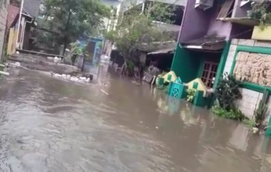 Banjir yang merendam pemukiman warga di RW 15 Keluarahan Jatimulya, Kecamatan Tambun Selatan, Minggu (28/04) kemarin.
