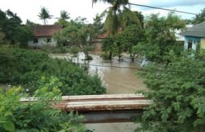 Banjir yang menerjang pemukiman warga di Kp. Kali Ulu RT 02/01 Desa Karang Raharja Kecamatan Cikarang Utara, Minggu (17/02) pagi.