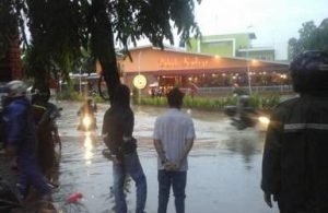 Selain Jl. Kedasih Raya, banjir akibat meluapnya sungai Cilemahabang juga menerjang pemukiman warga di Jl. Cikarang Baru Raya, Kawasan Industri Jababeka II, Senin (26/11) kemarin.