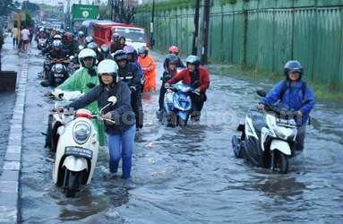 Jalan Raya Imam Bonjol, Kp. Rawapalangan, Desa Telaga Murni, Kecamatan Cikarang Barat yang menjadi salah satu titik langganan banjir di Kabupaten Bekasi.