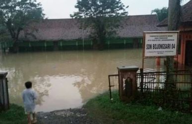 Banjir melanda SDN 04 Bojongsari yang berada di Desa Bojongsari Kecamatan Kedungwaringin, Rabu (07/02).