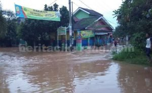 Hingga Rabu (23/03) pagi, banjir masih melanda perumahan Mustika Gandaria, di Kecamatan Setu.