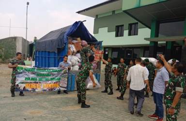 Prajurit Kodim 0509 Kabupaten Bekasi saat mempersipakan bantuan kemanusiaan yang akan dikirimkan ke Lombok, Selasa (28/08).