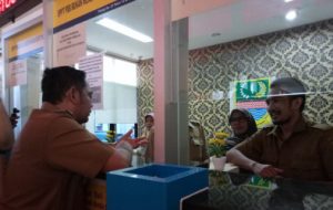 Plt Bupati Bekasi, Eka Supria Atmaja saat melakukan sidak di hari pertama kerja pasca libur lebaran dan berdialog dengan pegawai di loket Bapenda Kabupaten Bekasi, Senin (10/06).