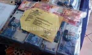 Barang bukti berupa uang pecahan Rp. 50 ribu dan Rp. 100 ribu sebesar Rp170.200.000 dari kasus pembobolan ATM.