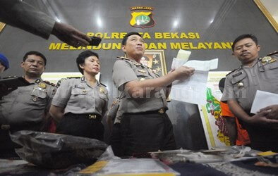 Kapolresta Bekasi, Kombespol M. Awal Chairuddin SIK saat menunjukan barang bukti berupa kwitansi pembayaran Rp. 85 juta, 1 lembar surat pernyataan dan beberapa lembar print out bukti transfer baik dari ATM ataupun Bank, Kamis (01/09).