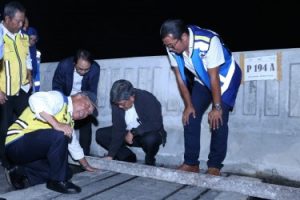 Menteri Pekerjaan Umum dan Perumahan Rakyat (PUPR), Basuki Hadimoeljono saat meninjau kesiapan Jalan Tol Layang Japek, Selasa (10/12) malam.