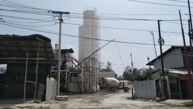 Salah satu perusahaan adukan semen atau batching plan yang berdiri di Jl. Raya Inspeksi Kalimalang, Desa Cibatu, Kecamatan Cikarang Selatan.