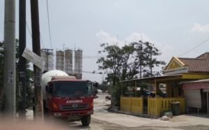 Salah satu perusahaan adukan semen atau batching plan yang berdiri di Jl. Raya Inspeksi Kalimalang, Desa Cibatu, Kecamatan Cikarang Selatan.