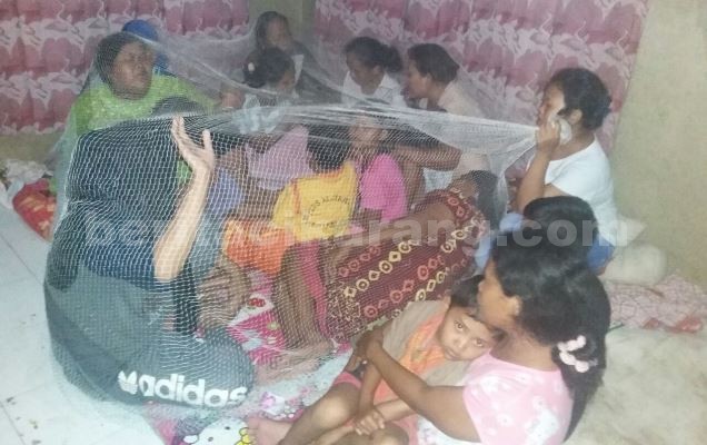 Antisipasi teror mahluk gaib pemangsa bayi, kaum Ibu di Kp. Gandu RT 006/01, Desa Sukamulya, Kecamatan Sukatani, melindungi bayi berusia 10 hari milik pasangan Edi dan Istrinya, Selasa, (26/07) malam.