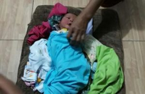 Sosok bayi lelaki yang ditemukan warga di Kp.Bugel Salam RT 01/03 Kelurahan Sertajaya Kecamatan Cikarang Timur pada Jum'at (25/05) dinihari