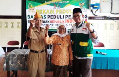 Ketua Baznas Kabupaten Bekasi, Abdul Aziz (kanan) foto bersama dengan Ibu Emih (104) dan Djamhari (90) di markas LVRI Kabupaten Bekasi, Sabtu (18/08) pagi.