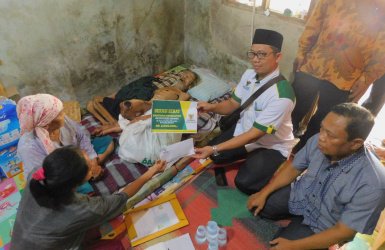 Ketua Baznas Kabupaten Bekasi, Abdul Aziz saat bersilaturahmi dan memberikan bantuan kepada keluarga Ustadz Gunawan, Jum'at (15/02)