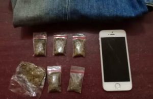 Barang bukti yang berhasil diamankan dari HS (19) berupa daun ganja kering siap edar yang dikemas di dalam enam bungkus plastik bening ukuran sedang beserta 1 unit handphone dan celana milik tersangka.