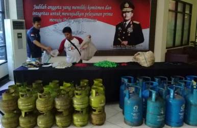 Barang bukti yang berhasil diamankan petugas dalam pengungkapan pemindahan isi tabung gas bersubsidi ke tabung gas isi 12 Kg oleh Polres Metro Bekasi.