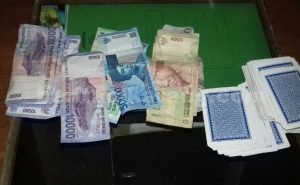 Barang bukti yang disita polisi dari tiga tangan tersangka berupa dua set kartu remi dan uang tunai sebesar Rp. 210 ribu