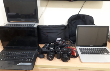 Barang bukti yang berhasil diamankan petugas berupa 3 unit laptop jenis Aple, Asus dan Acer; 2 kamera DSLR jenis Canon dan Sony; serta 1 unit hardisk