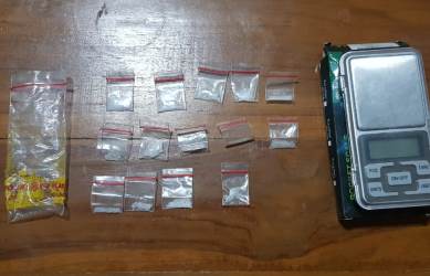 Barang bukti berupa 14 paket sabu dengan berat bruto 3,30 gram dan 1 unit timbangan elektrik yang berhasil diamankan petugas dari tangan tersangka N alias Jawir (41).