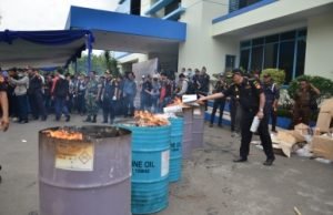 Proses pemusnahan tiga juta batang rokok dan tembakau iris ilegal oleh petugas di kantor Bea Cukai Bekasi, Rabu (28/11).