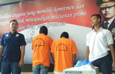 RH (19) dan RS (23) saat diamankan Satuan Reserse Kriminal Polres Metro Bekasi, Rabu (07/11).