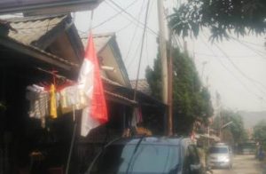 Pemasangan bendera merah putih setegah tiang oleh warga di Desa Jayamukti, Kecamatan Cikarang Pusat, Kamis (12/09) pagi.