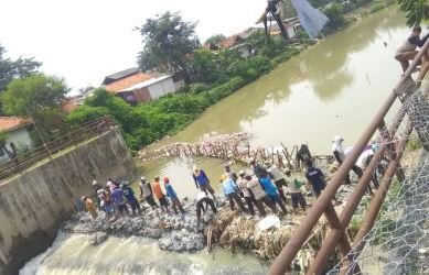 Puluhan petani dan warga gotong royong bendung saluran air yang menuju Kali Bekasi Cikarang Laut (CBL). Hal itu dilakukan untuk mengatasi persoalan kekeriangan yang melanda ratusan hektar sawah milik mereka, Rabu (17/04)