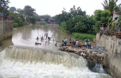 Puluhan petani dan warga gotong royong bendung saluran air yang menuju Kali Bekasi Cikarang Laut (CBL). Hal itu dilakukan untuk mengatasi persoalan kekeriangan yang melanda ratusan hektar sawah milik mereka, Selasa (17/04)