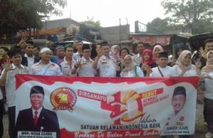 Para pengurus PC Satria Kabupaten Bekasi foto bersama usai melakukan kegiatan berbagi takjil gratis di Jl. Raya Industri, Desa Cikarang Kota Kecamatan Cikarang Utara, Kamis (07/06) sore.