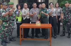 Kapolsek Tambun, Kompol Rahmat Sujatmiko menerima kue ulahg tahun yang diberikan secara langsung oleh Danramil 02 Tambun, Mayor Inf. Sutikno dalam rangka Hari Jadi Bhayangkara ke 72, Minggu (01/07).