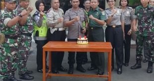 Kapolsek Tambun, Kompol Rahmat Sujatmiko menerima kue ulahg tahun yang diberikan secara langsung oleh Danramil 02 Tambun, Mayor Inf. Sutikno dalam rangka Hari Jadi Bhayangkara ke 72, Minggu (01/07).