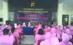 Suasana sosialisasi narkoba kepada seluruh pengurus dan anggota Bhayangkari Polresta Bekasi, Sabtu (09/04).