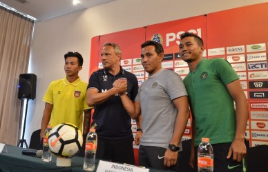 Pelatih Timnas Indonesia senior, Bima Sakti berjabat tangan dengan pelatih Myanmar, Antoine Hey saat konferensi pers di Hotel Grand Zuri Cikarang, Selasa (09/10).