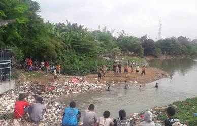 Proses pencarian terhadap korban yang diduga tenggelam di Kali CBL oleh pihak kepolisian, Tim Sar dan sejumlah warga di Kp Kaum Utara, RT 01/04 Desa Karang Asih, Kecamatan Cikarang Utara, Selasa (30/05) siang.