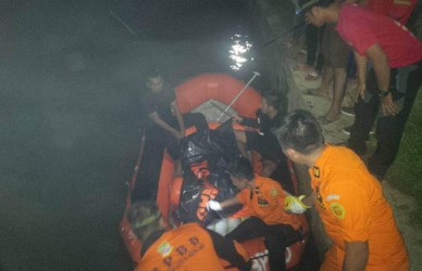 Evakuasi jasad Adi (8) bocah yang tenggelam di sungai CBL oleh petugas Tim SAR, Rabu (31/05) malam.