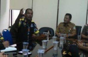 Ketua GMBI Distrik Bekasi, Ahmad Gunasin alias Boksu saat berdialog dengan Asisten Ekonomi dan Pembangunan Setda (Asda II) Pemkab Bekasi Slamet Supriyadi, Senin (02/04) siang.