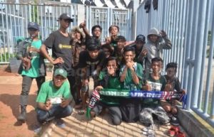 Bonek tiba di Stadion Wibawa Mukti, Rabu (8/11) kemarin. Dengan modal nekat, mereka berangkat dari Surabaya dengan cara menumpang belasan hingga puluhan kendaraan demi mendukung tim kesayangannya, Persebaya Surabaya di babak delapan besar Liga 2.