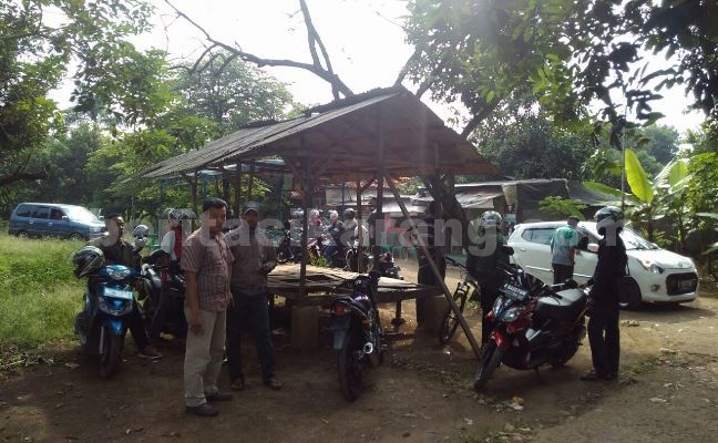 Sekitar 25 orang warga Kp. Cijengkol, Kecamatan Setu melakukan persiapan sebelum berangkat ke kantor BPN Kabupaten Bekasi menggunakan sepeda motor dan 2 unit mobil, Senin (01/08).