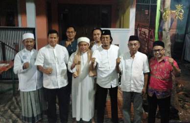 Kepala Kepolisian Sektor Cikarang Pusat, AKP. Soemantri (kedua dari kiri) saat menghadiri acara buka puasa bersama warga, tokoh masyarakat, tokoh agama dan unsur Muspika di RT 05/07 Perumahan Cikarang Baru, Desa Jayamukti, Kecamatan Cikarang Pusat, Minggu (19/05) sore.