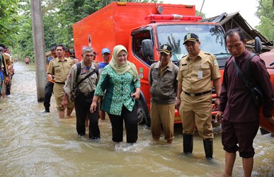 Bupati Neneng saat meninjau banjir yang melandan sekolah dan pemukiman warga di Desa Pantai Harapan Jaya, Senin (12/02) siang.