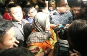 Bupati Bekasi, Neneng Hasanah Yasin saat keluar dari gedung KPK usai diperiksa selama hampir 20 jam terkait skandal suap perizinan proyek Meikarta, Selasa (16/10) malam.