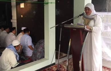 Bupati Bekasi, Neneng Hasanah Yasin saat memberikan sambutan di acara solat Idul Fitri 1 Syawal 1438 H di Masjid Miftahul Jannah, Kp. Pasir Ranji, Desa Sukabungah, Kecamatan Bojongmangu, Minggu (25/06) pagi.