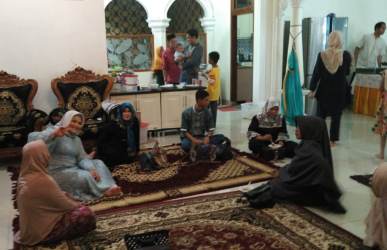 Suasanan open house di kediaman orang tua bupati Neneng Hasanah Yasin di kediaman orang tuanya yang berada di Jl. Raya Pebayuran, Desa Karang Haur Kecamatan Pebayuran, Jum’at (15/06) pagi.