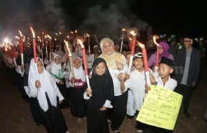 Bupati Bekasi, Neneng Hasanah Yasin foto bersama dengan peserta pawai obor peringatan Tahun Baru Islam 1 Muharam 1439 H di Lapangan Sepakbola Desa Sukadami, Kecamatan Cikarang Selatan, Rabu (20/09) malam.