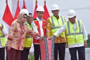 - Bupati Bekasi Eka Supria Atmaja saat mendampingi Presiden RI Joko Widodo meresmikan Jalan Tol Layang (Elevated) Jakarta-Cikampek, Kamis (12/12).