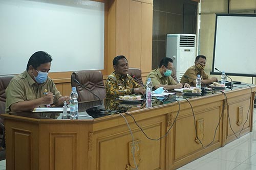 Bupati Bekasi Eka Supria Atmaja memimpin langsung rapat monitoring dan evaluasi bersama seluruh jajaran perangkat daerah, terkait Covid-19, pelayanan publik dan pendidikan di di ruang rapat Bupati Bekasi, Cikarang Pusat, Senin (31/08).