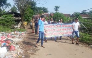 Ratusan warga Desa Burangkeng, Kecamatan Setu melakukan aksi unjuk rasa di TPA Burangkeng, Senin (04/03) pagi