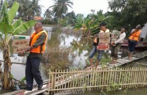 buruh-banjir-muaragembong