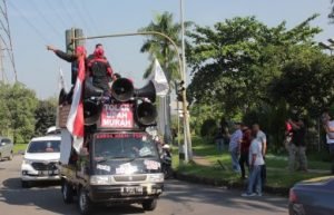 Buruh dari FSPMI Bekasi yang akan berangkat aksi May Day ke Jakarta dari Omah Buruh di Kawasan EJIP pada 01 Mei 2017